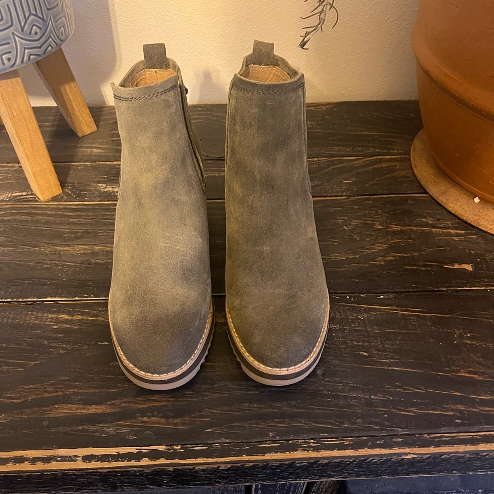 Earth Women's Ankle Boots in Olive Green